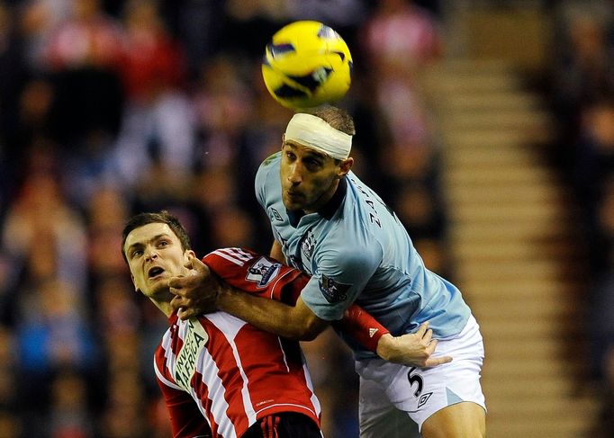 Zatímco Adam Johnson ze Sunderlandu mohl po zápase slavit, obránce Manchesteru City Pablo Zabaleta smutnil po porážce 0:1.