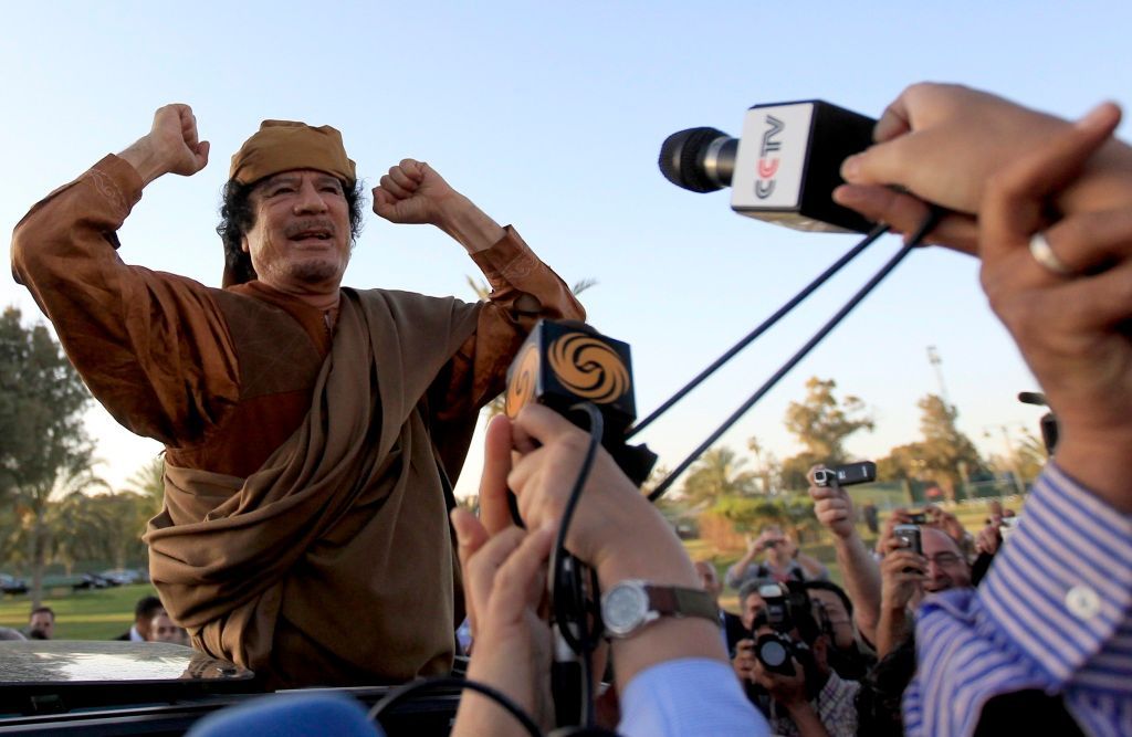 Muammar Kaddáfí při setkání se zástupci Africké unie 10. dubna v Tripolisu