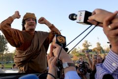 Kaddáfí souhlasí s příměřím, povstalci je odmítli