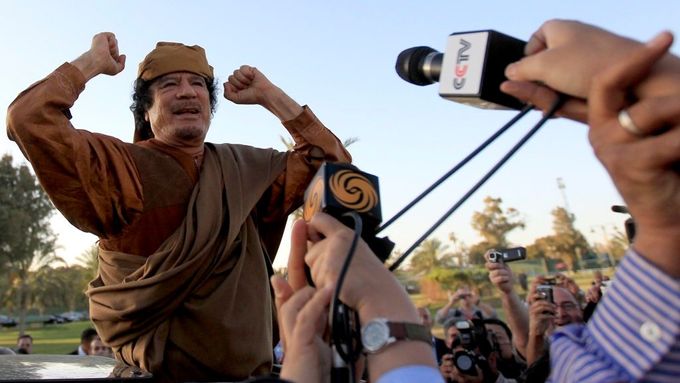 Muammar Kaddáfí při setkání se zástupci Africké unie 10. dubna v Tripolisu.
