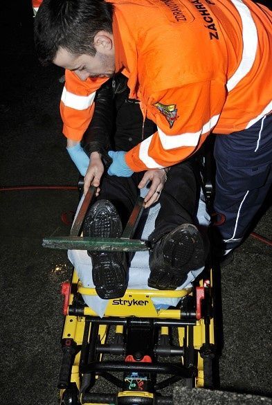 Hasiči vyprošťují muže, který si stoupnul na ocelový trn