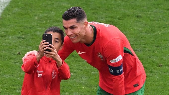 Kapitán Portugalska měl už při zápase čas pořizovat selfie s fanouškem, kterým vtrhl během utkání na trávník