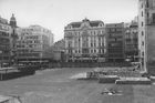Na místě dnešního obchodního domu stával až do roku 1938 novogotický Šlikovský palác od architekta Josefa Krannera. Po jeho demolici stál na rohu Národní a Spálené ulice dřevěný pavilon. Na snímku parcela v roce 1972.