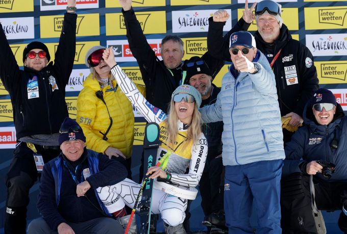 Bronzová Ester Ledecká při květinovém ceremoniálu po sjezdu žen na MS v Saalbachu 2025