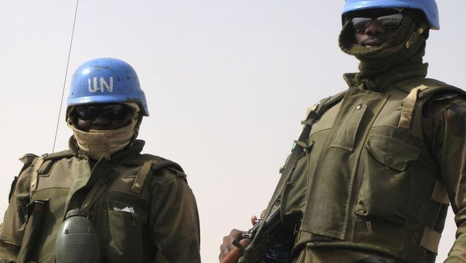 Vojáci Africké unie na hlídce v západním Dárfúru.
