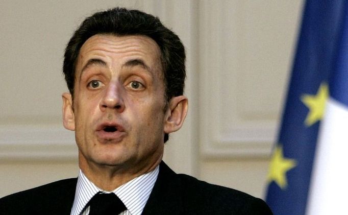 Týden ve fotografiích Reuters nabídl také světové státníky s nebývalými grimasami ve tváři. Takto vypadal v jedné chvíli francouzský prezident Nicolas Sarkozy po jednání s managementem automobilek v Elyssejském paláci. Sarkozy nakonec slíbil třem firmám 6,5 miliardy eur, tedy přes 180 miliard korun. Po třech miliardách inkasují automobilky Renault a PSA Peugeot Citroën, zbylou půlmiliardu pak filiálka Renault Trucks, která vyrábí tahače.