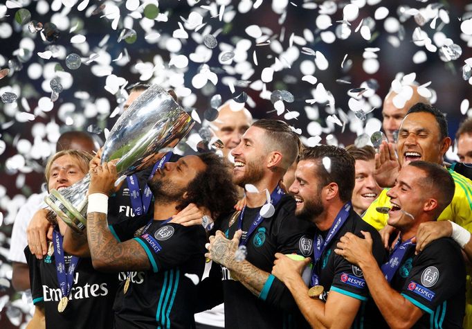 Fotbalisté Realu Madrid se radují ze zisku Superpoháru