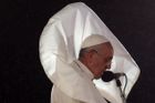 Papež na pláži Copacabana daroval svou pokrývku hlavy