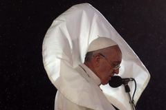 Papež František se sešel s "biskupem luxusu" a mlčí
