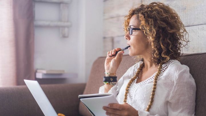 Nezapomeňte na přehledy, termín se blíží. Sankce od sociálky i pojišťoven jsou vysoké; Zdroj foto: iStock