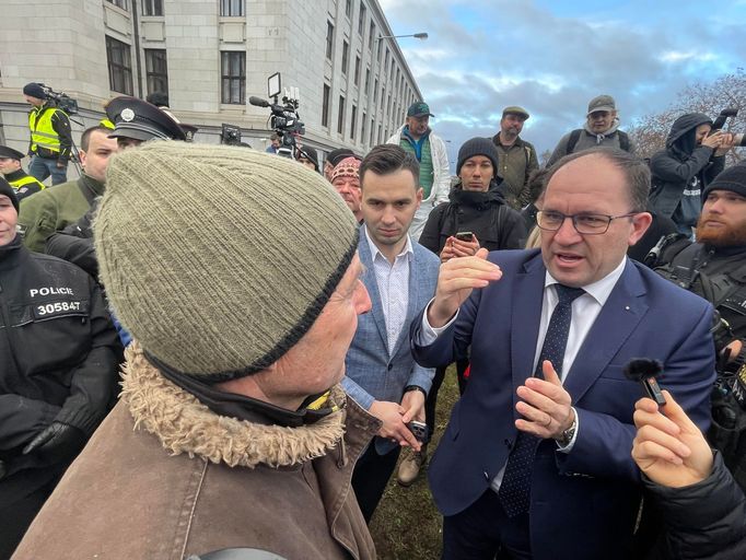 Ministr zemědělství Marek Výborný při debatě se zemědělci, kteří přijeli protestovat do Prahy 19. února 2024