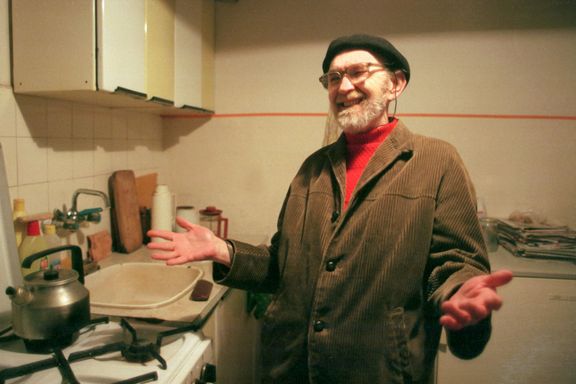 Český spisovatel, básník a tehdejší profesor na Univerzitě Komenského v Bratislavě Egon Bondy ve svém bratislavském bytě, 1996.