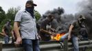 A group of striking coal miners move out of the motorway A-66 after placing a barricade of burning tires to protest government spending cuts in the mining sector in Campomanes, near Oviedo, northern Spain, May 29, 2012. Spain's economy is contracting for the second time since late 2009 and four years of stagnation and recession have pushed unemployment above 24 percent, the highest rate in the European Union. REUTERS/Eloy Alonso (SPAIN - Tags: CIVIL UNREST BUSINESS EMPLOYMENT ENERGY) Published: Kvě. 29, 2012, 7:44 odp.