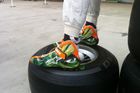 Mechanici Force India nafasovali v Texasu módní sportovní boty s motivem čehosi zeleného.