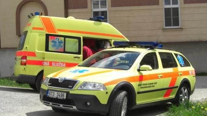 Při hromadné nehodě se lehce zranili tři lidé. Záchranáři je převezli k ošetření do nemocnice sanitkou.