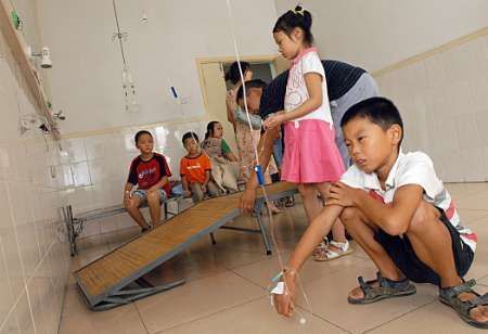 Dvě stě čínských dětí se přiotrávilo jídlem ve školní jídelně.