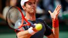 Britský tenista Andy Murray odráží míček v utkání s Finem Jarkko Nieminenem během 2. kola French Open 2012.