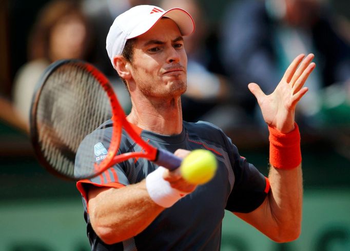 Britský tenista Andy Murray odráží míček v utkání s Finem Jarkko Nieminenem během 2. kola French Open 2012.