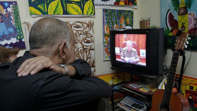 Kubánec sleduje v televizi projev Raúla Castra o normalizaci vztahů s USA.