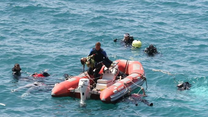 Turečtí potápěči pátrají po přeživších z lodě, která se potopila v Egejském moři.