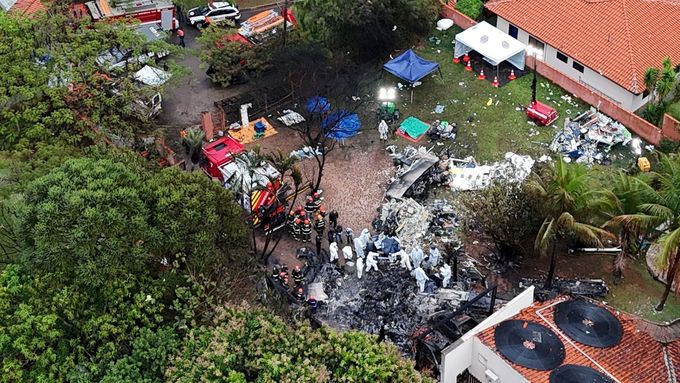 Dronový záběr zachycuje zřícení letadla v brazilském Sao Paulu 10. srpna 2024