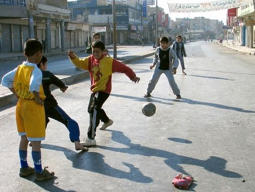 Iráčtí chlapci hrají fotbal