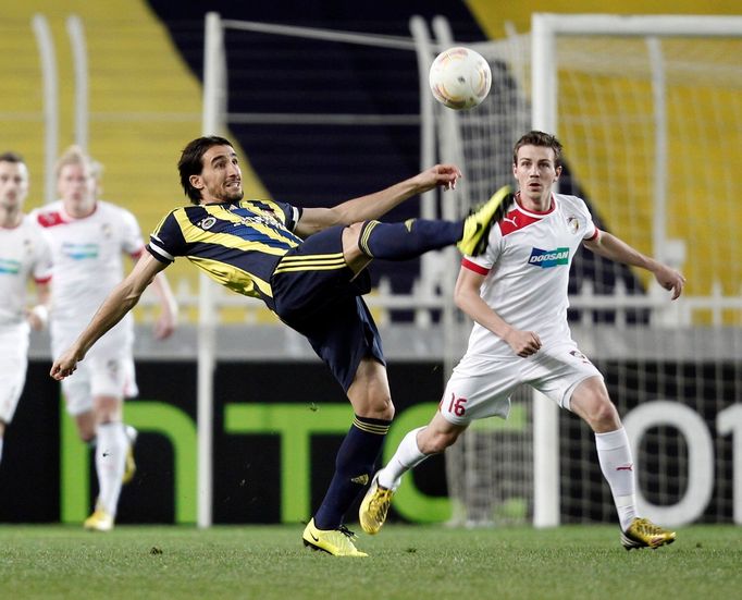 Fotbal Evropská liga, Fenerbahce - Plzeň: Mehmet Topal - Vladimír Darida