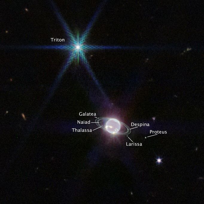 Teleskop Jamese Webba pořídil dosud nejzřetelnější fotografii planety Neptun a jejích prstenců.