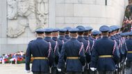 Jednotky čestné stráže nastoupily pár minut před devátou k hrobu neznámého vojína pod jezdeckou sochou Jana Žižky.