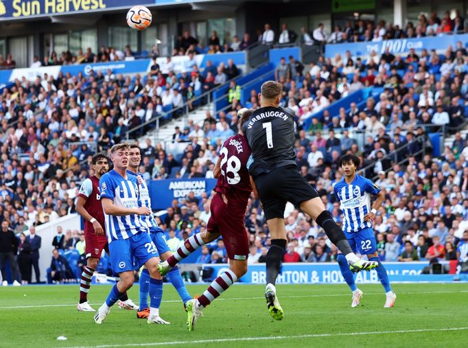 Tomáš Souček při srážce s brankářem Brightonu Bartem Verbruggenem