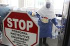Rodiny odvážejí pacienty s ebolou domů, hrozí další šíření
