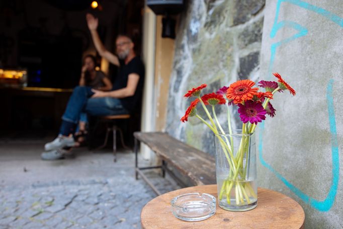 Na stolku má vždy čerstvé květiny. "Teď mám gerbery. Proč? Protože je to prostě krásné."