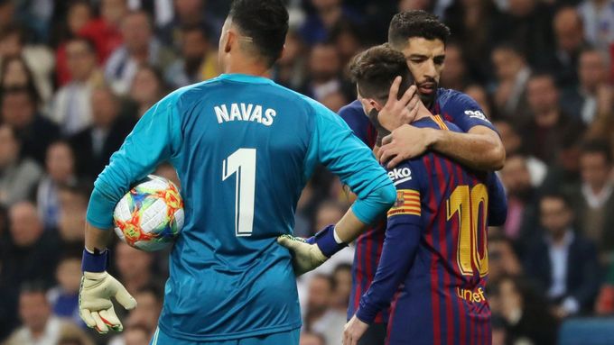 Brankář Realu Madrid Keylor Navas zdrceně přihlíží radosti hráčů Barcelony v odvetě semifinále Španělského poháru