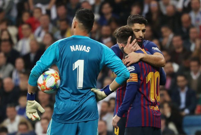 Soccer Football - Copa del Rey - Semi Final Second Leg - Real Madrid v FC Barcelona - Santiago Bernabeu, Madrid, Spain - February 27, 2019  Barcelona's Luis Suarez embrac