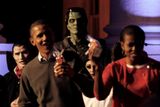 U Obamů se to "strašidelnými" kostýmy jen hemžilo.