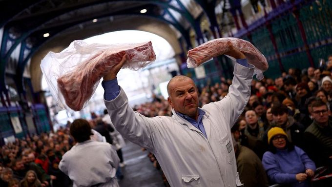 V budově viktoriánské tržnice ve Smithfieldu se na Štědrý den shromáždily stovky lidí. Někteří chodí kvůli výhodným nabídkám, jiní kvůli atmosféře.