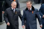 Vladimir Putin a Dmitrij Medveděv na vojenské přehlídce v Moskvě na oslavu Dne vítězství.