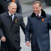 Vladimir Putin a Dmitrij Medveděv na vojenské přehlídce v Moskvě na oslavu Dne vítězství.