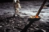 Astronaut Edwin E. Aldrin, známý spíše pod přezdívkou "Buzz", kráčí po povrchu Měsíce. Autorem snímku je jeho kolega Neil A. Armstrong. Snímky jsou z mise Apollo 11. Zapsala se do historie tím, že právě během ní lidé poprvé stanuli na povrchu Měsíce (20. července 1969).