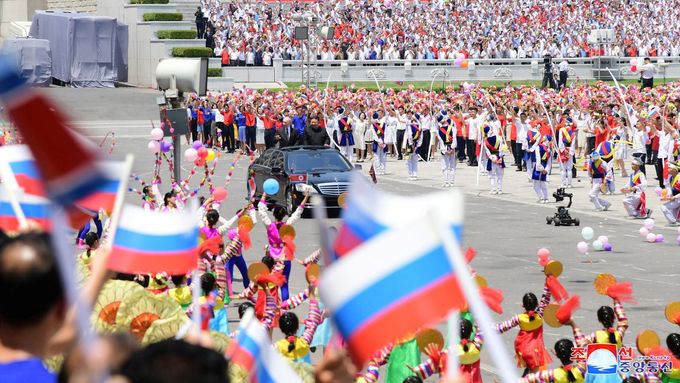 Severokorejci vítají ruského prezidenta Vladimira Putina, snímek z 20. června 2024, ilustrační foto.