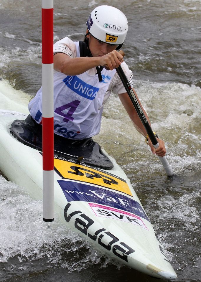 Vodní slalomář Alexander Slafkovský ze Slovenska na Světovém poháru 2012 v pražské Tróji.