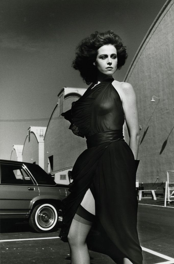 Helmut Newton: Sigourney Weaverová na parkovišti Warner Bros., Burbank 1983, černobílá fotografie