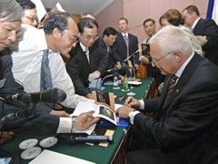 Prezident Václav Klaus podepisoval v Hanoji během oficiální návštěvy Vietnamu na setkání s místními bohemisty své knihy jak v českém originále, tak i v překladech do vietnamštiny.