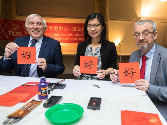 Senátor Jiří Růžička a poslanec Marek Benda si vyzkoušeli psaní čínských znaků.