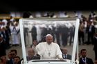 Papež svatořečil pasáčky, kteří viděli Pannu Marii. Obřadu přihlíželo 400 tisíc poutníků