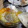 Restaurace Jerusalem v Praze a její majitel Avi Ben Perez připravující tradiční pokrm latkes (bramborák) na židovský svátek Chanuka