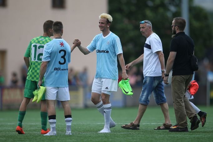 Seriálový fotbalista Julius Lavický (v podání herce Jakuba Štáfka) nastoupil za Vyšehrad na půlhodinku hry v dohráce 31. kola ČFL.