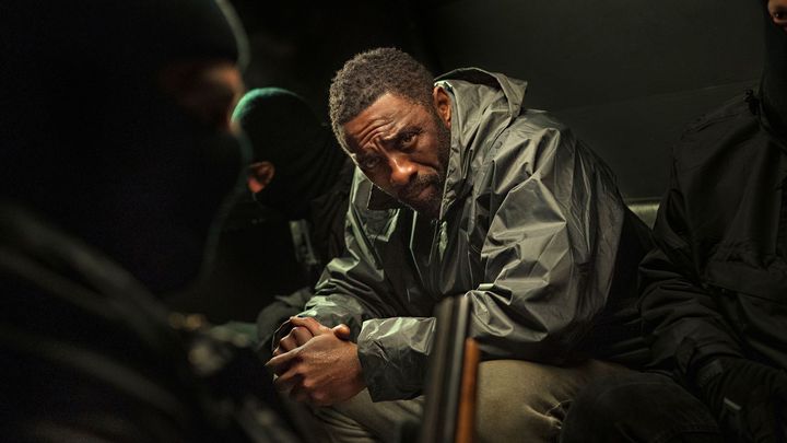 Detektiv, kvůli němuž Idris Elba odmítl Bonda. Po úspěchu seriálu má film na Netflixu