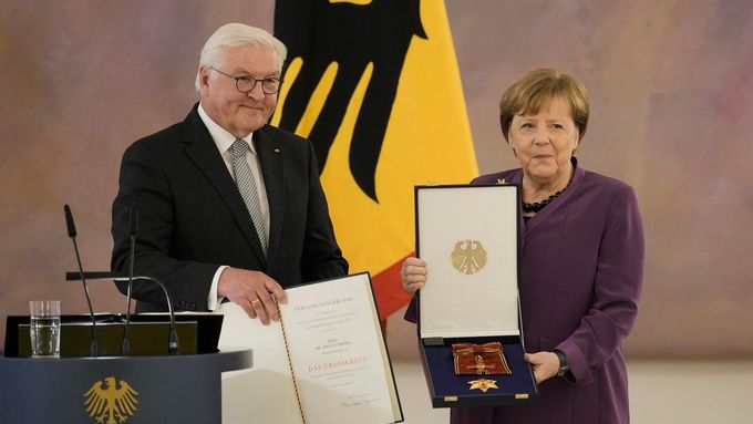 Německý prezident Frank-Walter Steinmeier předává bývalé kancléřce Angele Merkelové Velkokříž Řádu za zásluhy Spolkové republiky Německo ve speciálním provedení.
