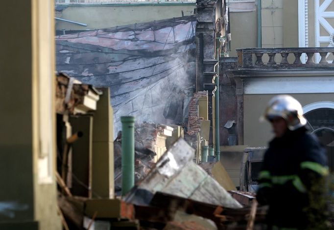 Následky požáru levého křídla Průmyslového paláce na pražském Výstavišti.